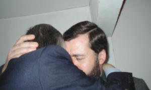 Emocionado abrazo de Kirchner y Conocchiari.